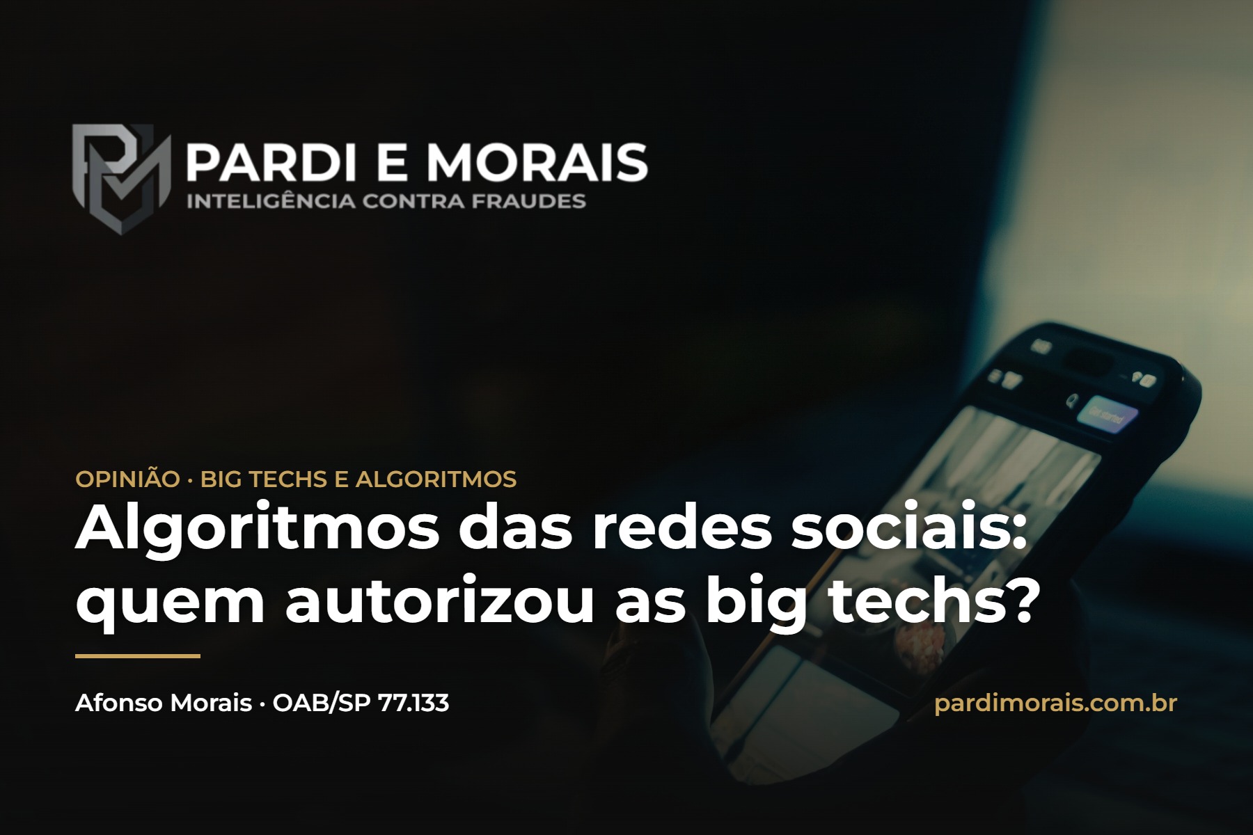 Algoritmos das redes sociais: mão segurando celular com feed aceso no escuro