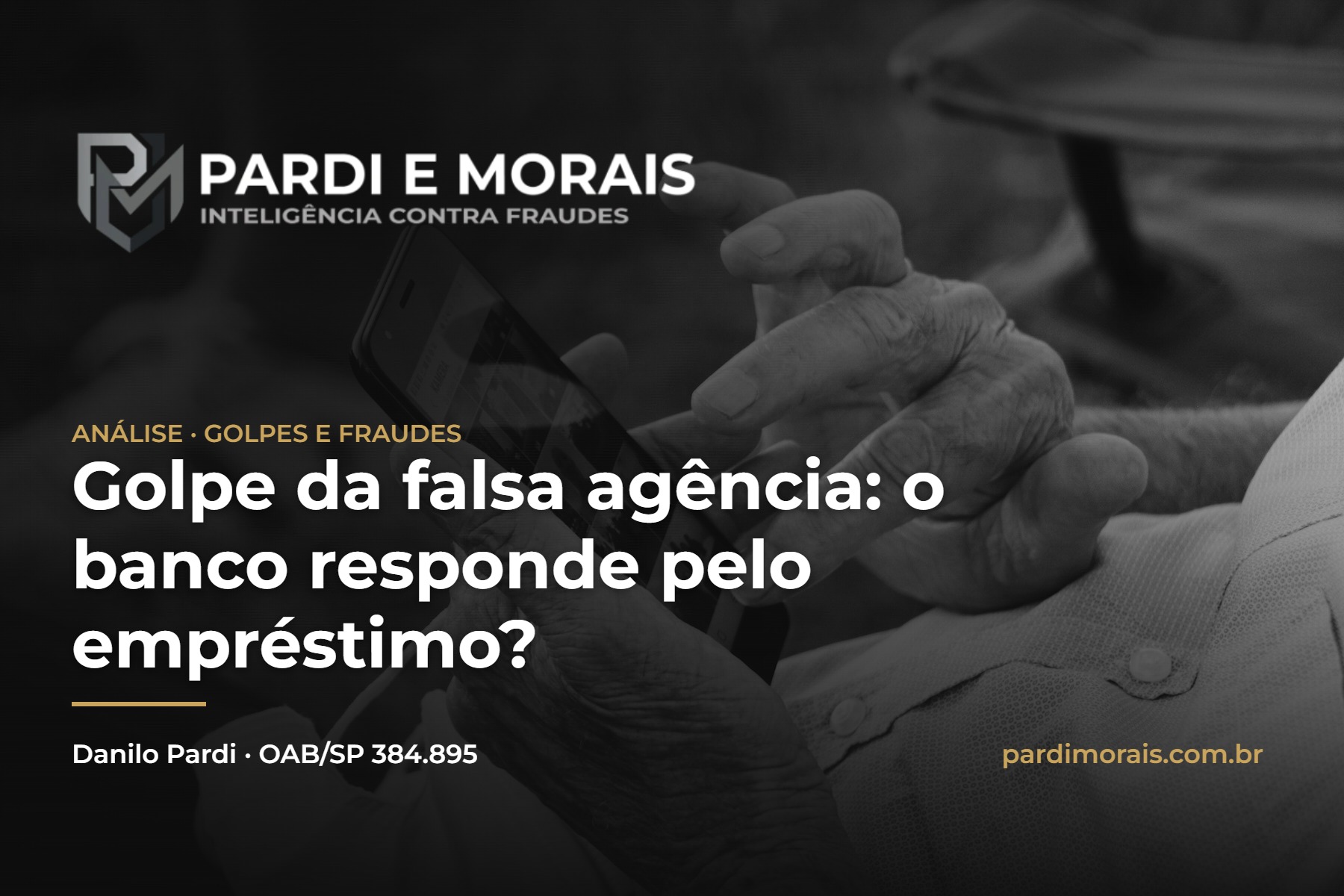 Golpe da falsa agência: mãos de idoso segurando celular