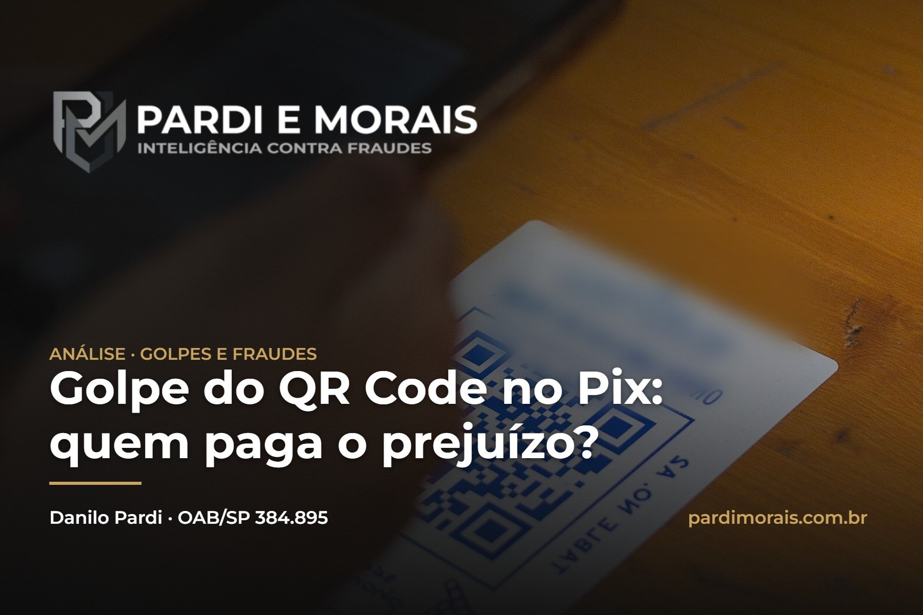 Golpe do QR Code no Pix: celular lendo QR Code em mesa de restaurante