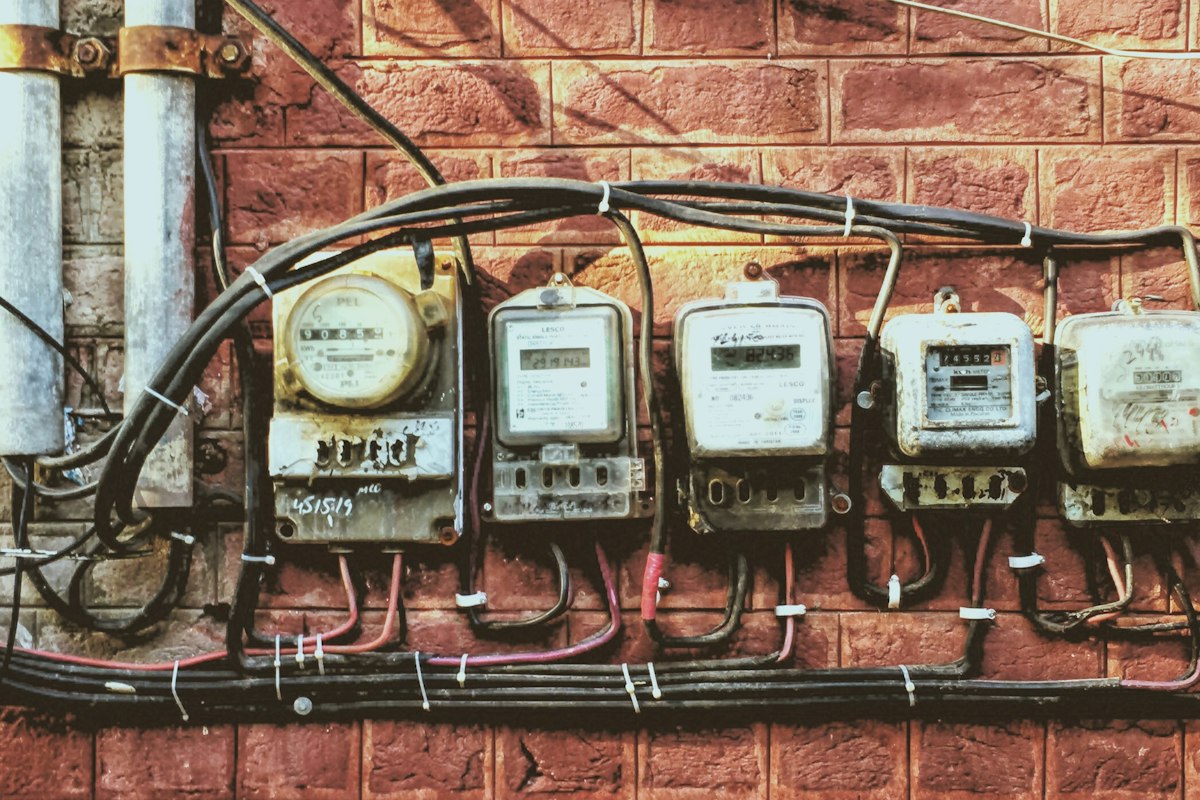 Medidores de energia na parede: golpe da falsa indenização da conta de luz