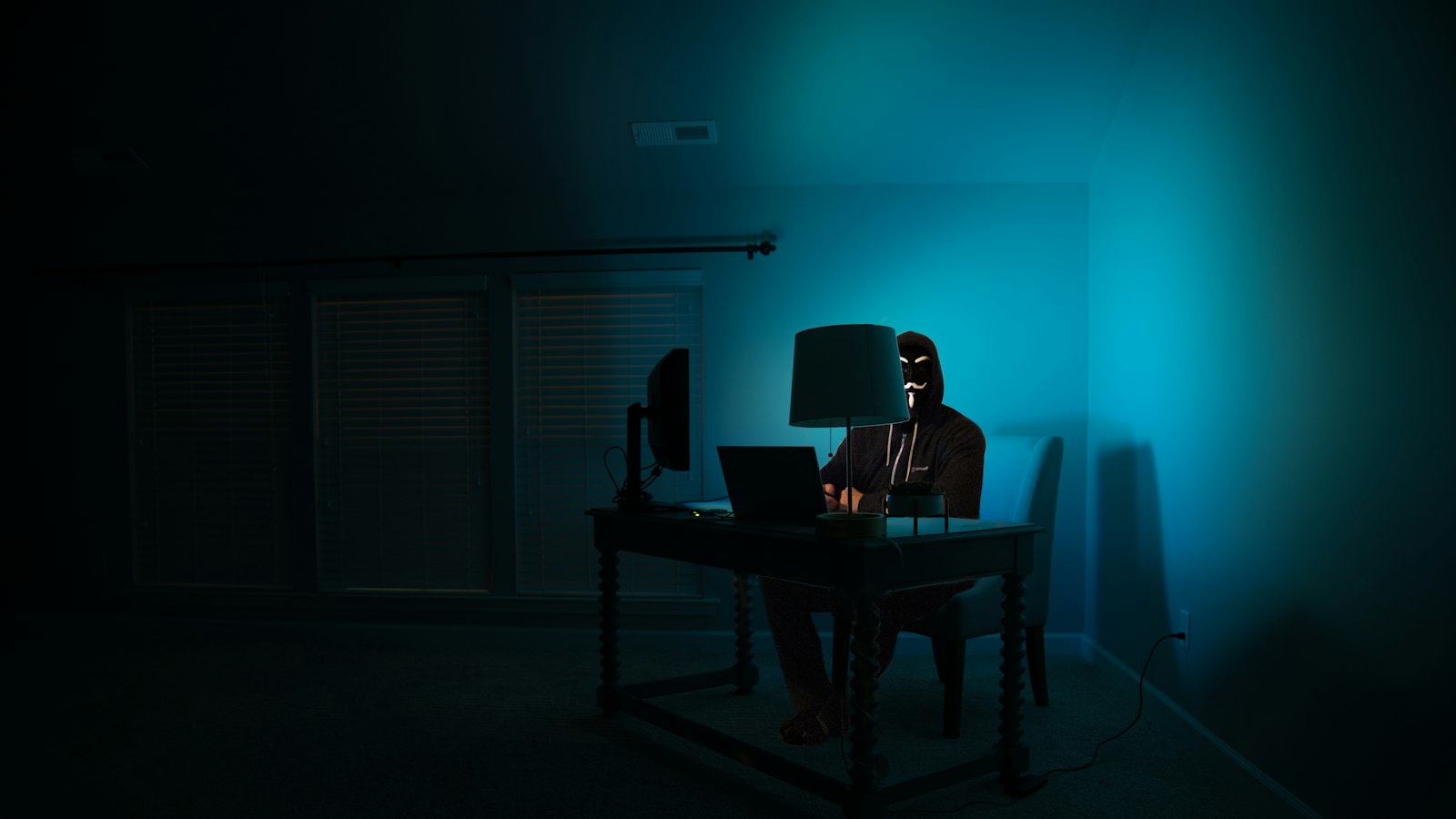 Instagram hackeado: pessoa no computador em sala escura