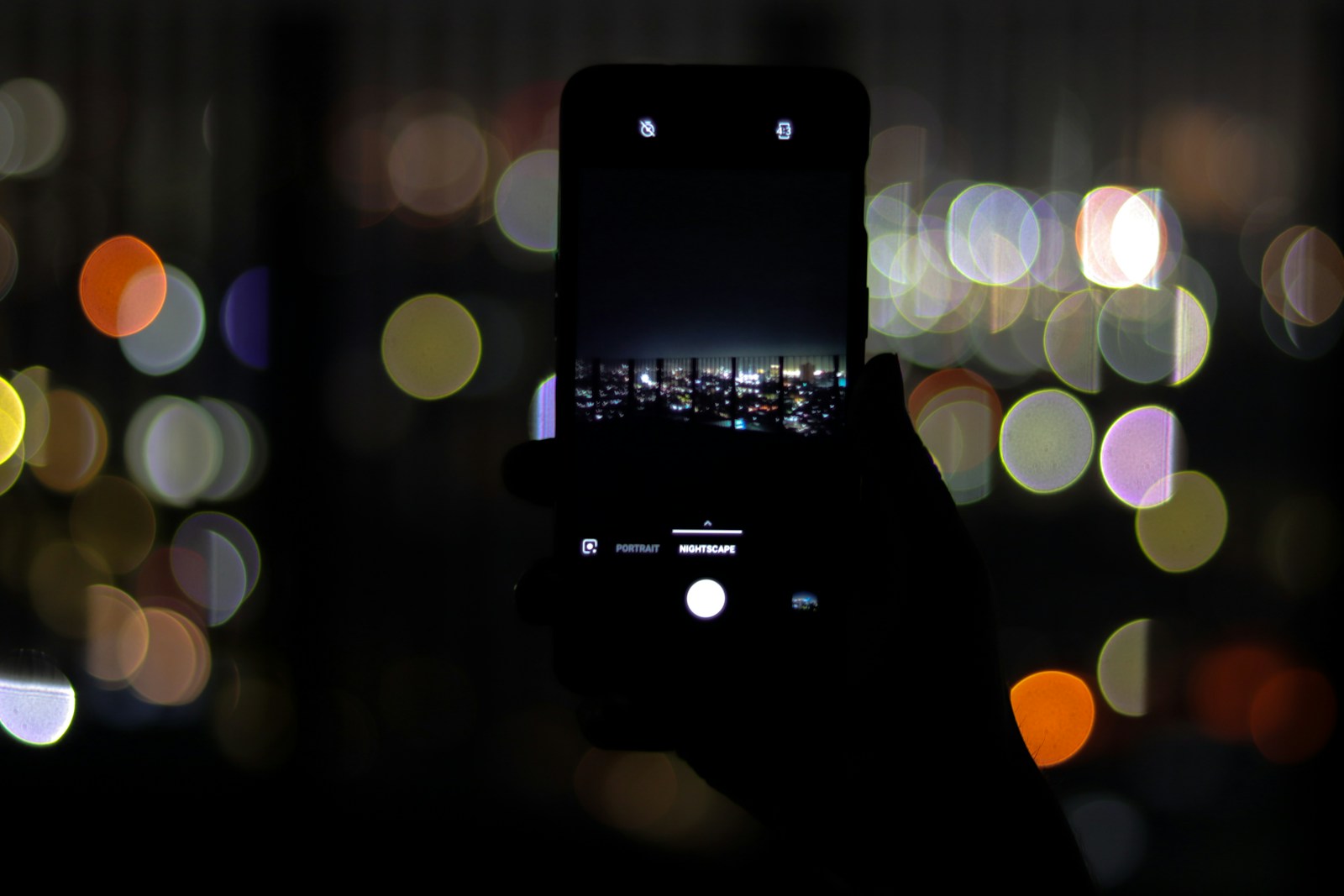 Transação fora do perfil: celular com app de banco à noite